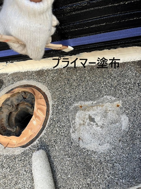 富士河口湖町で防水工事！養生・専用プライマー塗布後、ウレタン１層目を流しこみ